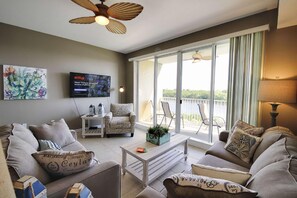 獨棟房屋, 1 張加大雙人床 (607 Little Harbor) | 客廳 | 平面電視、 DVD 播放機