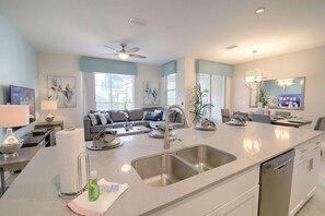 House, Multiple Beds (4815 Storey Lake) | Private kitchen