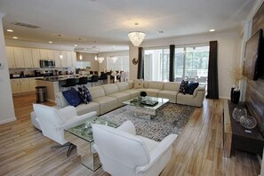 Departamento, varias camas (3941 Sonoma) | Sala de estar | Televisión de pantalla plana, reproductor de DVD y futbolito 