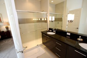 Apartamento, várias camas (1521 Dream) | Banheiro | Chuveiro/banheira combinados, produtos de toalete grátis