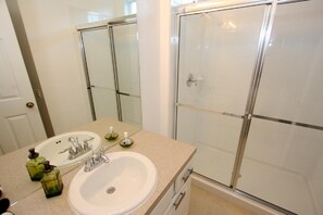 Lejlighed - flere senge (7741 Windsor Hills) | Badeværelse | Boblebadekar, gratis toiletartikler, hårtørrer