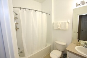 公寓, 多張床 (7741 Windsor Hills) | 浴室 | 按摩浴缸、免費梳洗用品、風筒