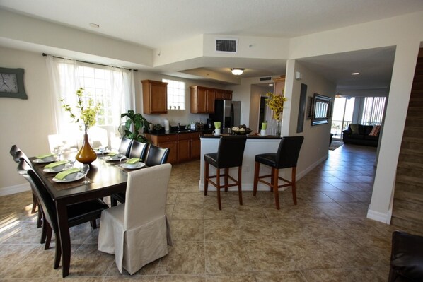 Departamento, varias camas (579 Little Harbor) | Cocina privada | Refrigerador, microondas, parrilla de estufa y lavavajillas 