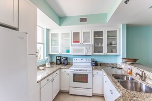 Apartment, Multiple Beds (425 Little Harbor) | Private kitchen | Fridge, microwave, stovetop, dishwasher