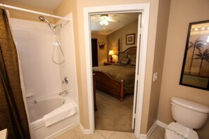 Apartment, Mehrere Betten (7669 Windsor Hills) | Badezimmer | Whirlpool, kostenlose Toilettenartikel, Haartrockner