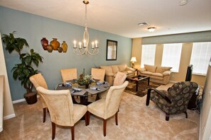 Leilighet, flere senger (8036 Vista Cay 134) | Oppholdsrom | TV og DVD-spiller