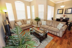 Casa, varias camas (721 Terrace Ridge) | Sala de estar | Televisión de pantalla plana, reproductor de DVD y estéreo 
