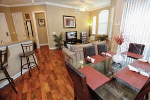 Maison, Plusieurs lits (721 Terrace Ridge) | Salle de séjour | Téléviseur à écran plat, lecteur de DVD, chaîne audio