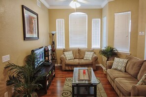 House, Multiple Beds (721 Terrace Ridge) | Living room