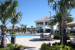 Casa, letti multipli (4888 Storey Lake) | Piscina | Piscina all'aperto, lettini