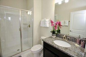 Casa, varias camas (9075 Champions Gate) | Baño | Tina con regadera, tina de hidromasaje, secadora de cabello 