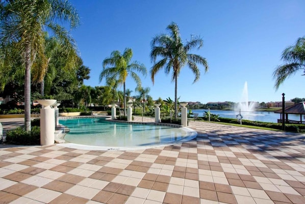 Una piscina al aire libre