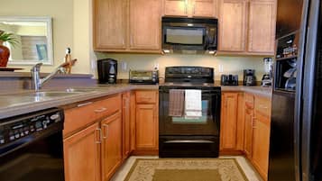 Casa, varias camas (573 Little Harbor) | Cocina privada | Refrigerador, microondas, parrilla de estufa y lavavajillas