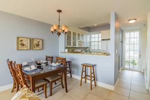 Departamento, varias camas (433 Little Harbor) | Cocina privada | Refrigerador, microondas, parrilla de estufa y lavavajillas 