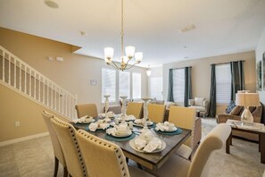 Departamento, varias camas (4970 Trafalgar Village) | Cocina privada | Refrigerador, microondas, parrilla de estufa y lavavajillas 