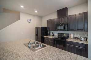 Refrigerador, microondas, placa de cocina, lavavajillas