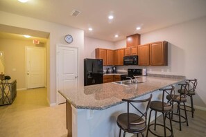 Appartement, meerdere bedden (5135 Compass Bay) | Privékeuken | Een koelkast, een magnetron, een kookplaat, een vaatwasser