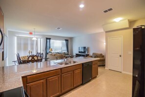 Appartement, meerdere bedden (5135 Compass Bay) | Privékeuken | Een koelkast, een magnetron, een kookplaat, een vaatwasser