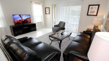 Apartment, Multiple Beds (17325 Dream) | Living room | TV, DVD player