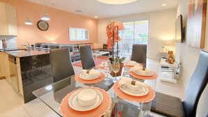 Una cocina moderna con comedor listo para cuatro personas.