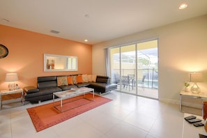 Appartement, meerdere bedden (1514 Dream) | Woonkamer | Een flatscreentelevisie, videogames en een dvd-speler