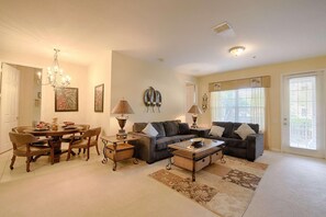 公寓, 多张床 (Vista Cay 4816) | 客厅 | 平板电视、DVD 播放器