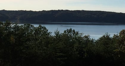 Rustic Cabin overlooking Pickwick Lake