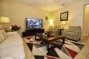 Appartement, Meerdere bedden (1011 West Haven) | Woonkamer | Flatscreentelevisie, een dvd-speler en tafelvoetbal