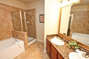 Departamento, varias camas (907 Bella Piazza) | Baño | Amenidades de baño gratuitas y secadora de cabello
