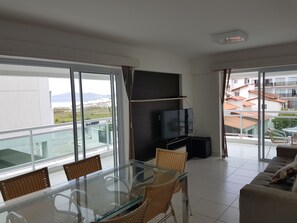 Smart TV, DVD player, pebolim, mesa de pingue-pongue