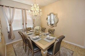 單棟房屋, 多張床 (329 Windwood Bay) | 私人廚房 | 雪櫃、微波爐、爐具、洗碗機