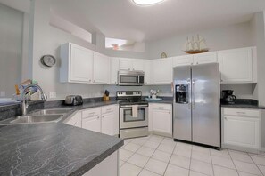 House, Multiple Beds (428 Calabay Parc) | Private kitchen