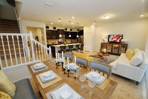 Casa, várias camas (8862 Windsor at Westside) | Sala de estar | TV de tela plana, DVD player