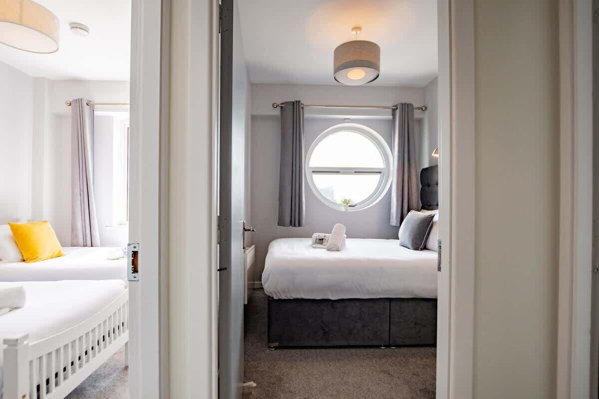 3 slaapkamers, een strijkplank/strijkijzer, reisbedje, wifi