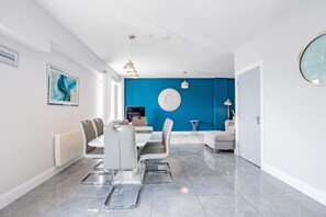 Dining - Deluxe Apartment Optional Parking sleeps 6 (Galway City)