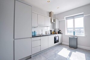 Køleskab, mikrobølgeovn, ovn, kogeplade