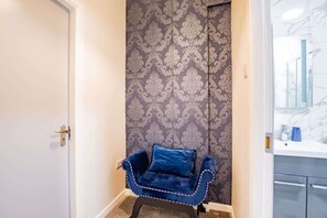 Bathtub, hair dryer, towels, soap - Deluxe Apartment Optional Parking sleeps 6 (Galway City)