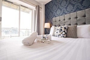 3 bedrooms, iron/ironing board, travel cot, WiFi - Deluxe Apartment Optional Parking sleeps 6 (Galway City)