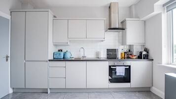 Kühlschrank, Mikrowelle, Ofen, Herdplatte