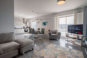 TV - Deluxe Apartment Optional Parking sleeps 6 (Galway City)