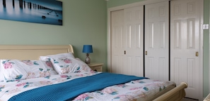 4 bedrooms, in-room safe, iron/ironing board, WiFi - Entire Beach House, beautiful sea views & direct beach access on the Kent coast (Greatstone)