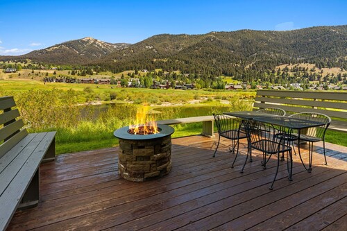 Gorgeous View! Cozy Condo with Mountain Views Near Big Sky Resort & Yellowstone