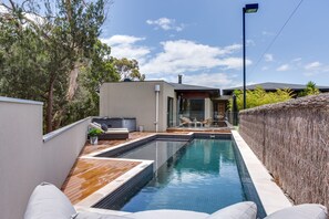 Outdoor pool - Kalina Retreat tennis & pool (Mount Martha)