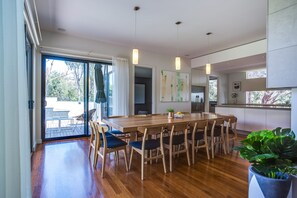 Luxury House, 4 Bedrooms, Private Pool | In-room dining - Kalina Retreat tennis & pool (Mount Martha)