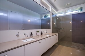 Casa superluxo, 4 quartos, piscina particular | Banheiro | Banheira e chuveiro separados, produtos de toalete grátis