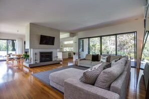 Luxe huis, 4 slaapkamers, privézwembad | Woonruimte | Smart-tv, een open haard, Netflix en streamingdiensten