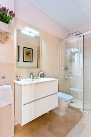アパートメント (3 Bedrooms) | バスルーム | シャワー、ヘアドライヤー、タオル