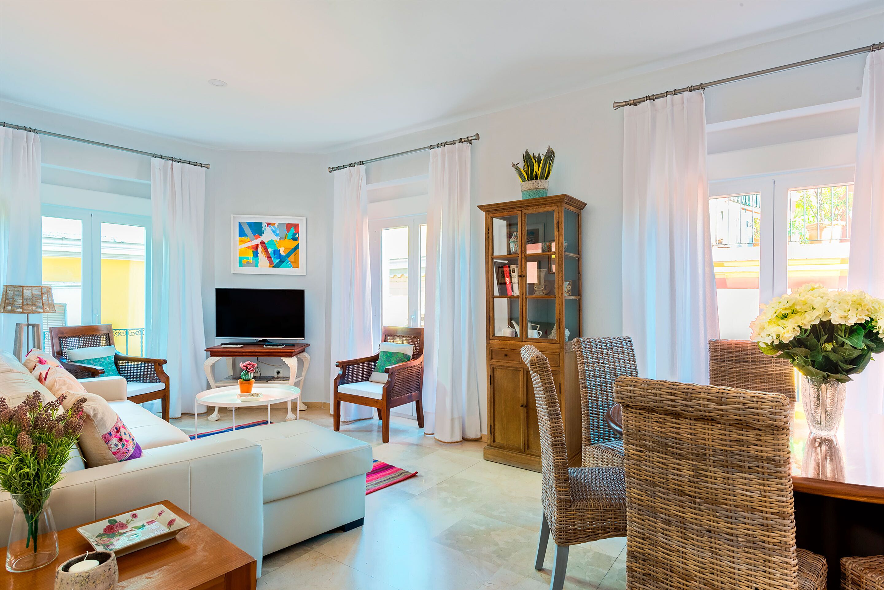 Apartment (3 Bedrooms) | Wohnbereich | 32-Zoll-Fernseher mit Kabelempfang