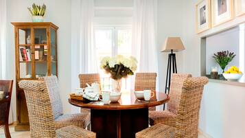 Apartment (3 Bedrooms) | In-room dining