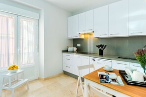 Apartment (3 Bedrooms) | Private kitchen | Full-sized fridge, microwave, oven, stovetop - Genteel Home Alfalfa Terrace (Seville)